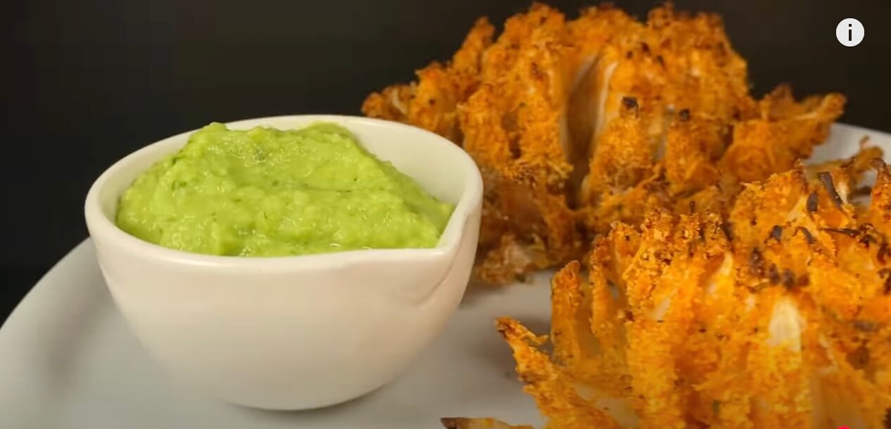 Baked Onion Wonders: Golden Crisps with a Refreshing Avocado Dip