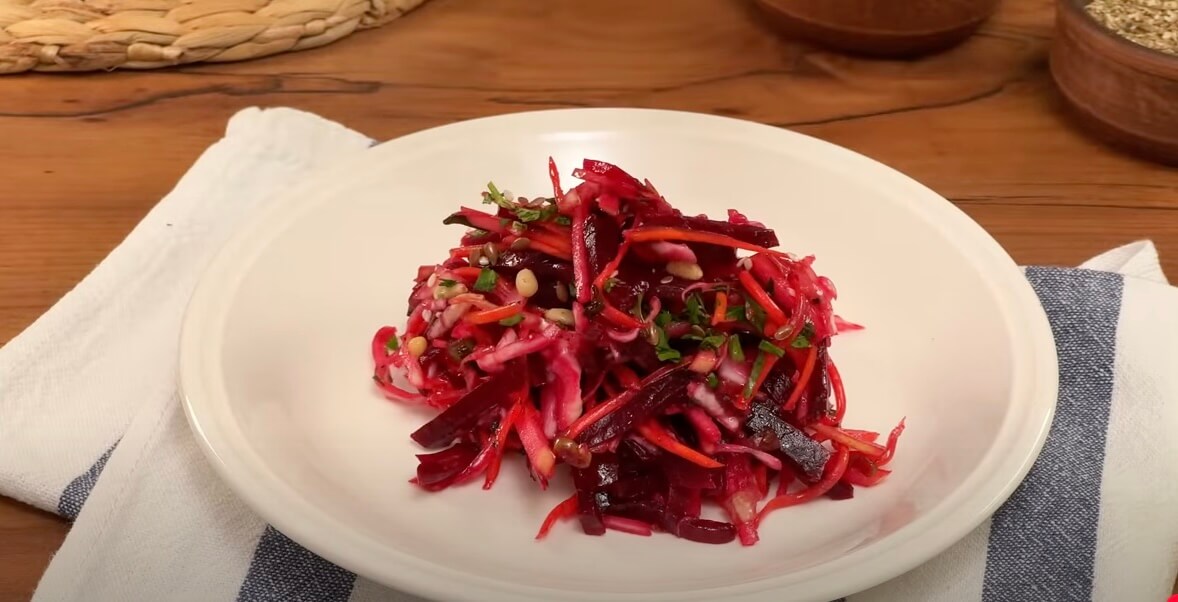 Vibrant Vitality Salad: A Youthful Blend of Beets, Apples, and Carrots