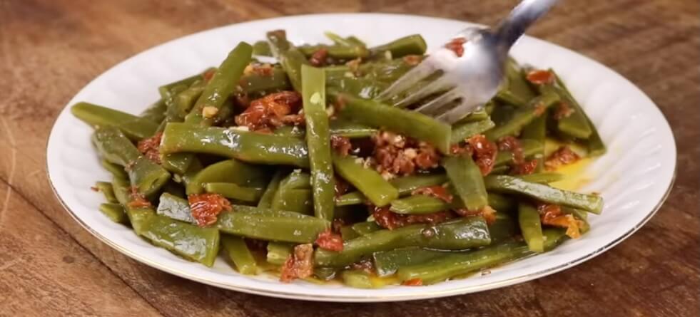 Garlic-Infused Lebanese Green Beans with a Spicy Kick!