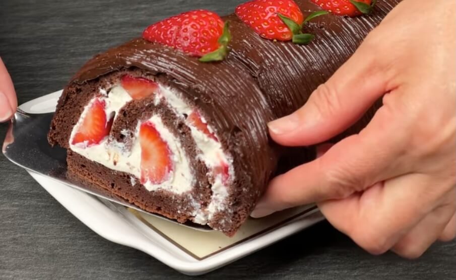 Berry Bliss: The Ultimate Chocolate Strawberry Sponge Cake