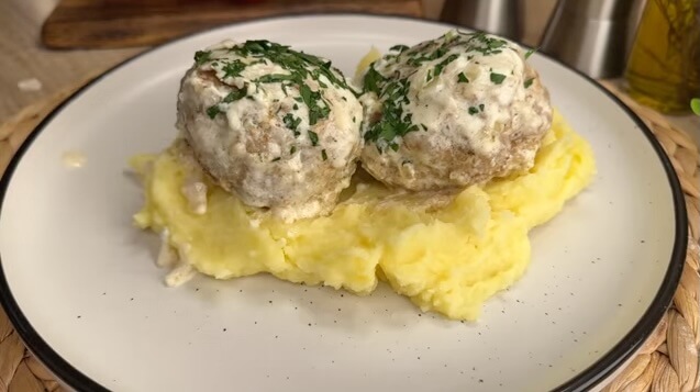 Melt-in-Your-Mouth Meatballs: A Creamy Affair with Potato Purée