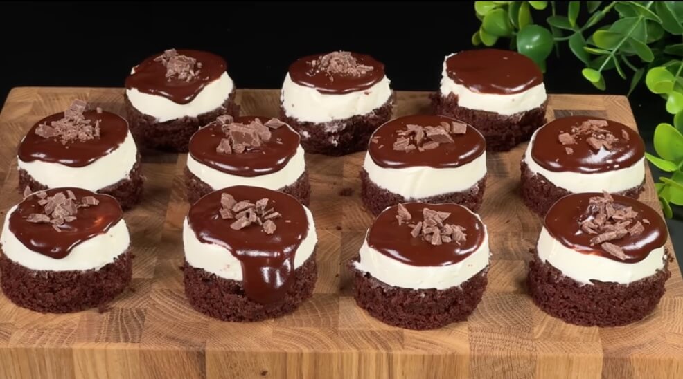 Choco Bliss Bites: Mini Cakes to Melt Your Heart