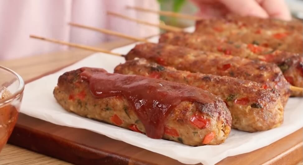 Spice & Sizzle: Turkish Chef’s Minced Meat Kebabs with Zesty Tomato Sauce!