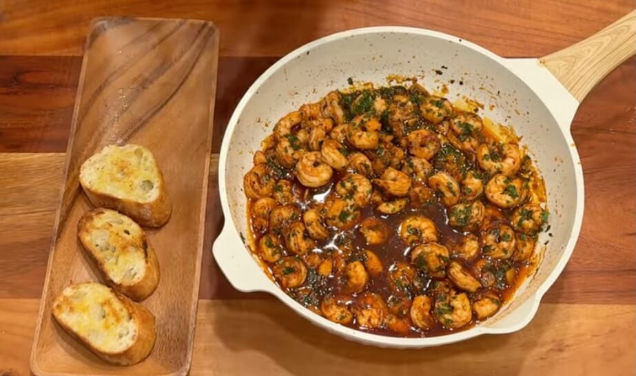 Quick & Zesty: 8-Minute Spanish Garlic Shrimp Delight!