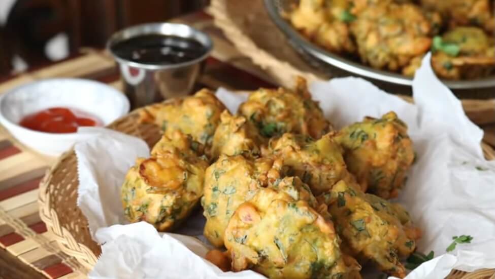 Fiji's Golden Bites: Spinach and Onion Bhajia Magic